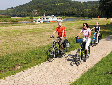 Radfahrer an der Weser bei Bevern